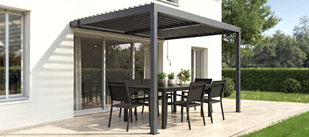 Bioklimatska pergola naslonjena na zid